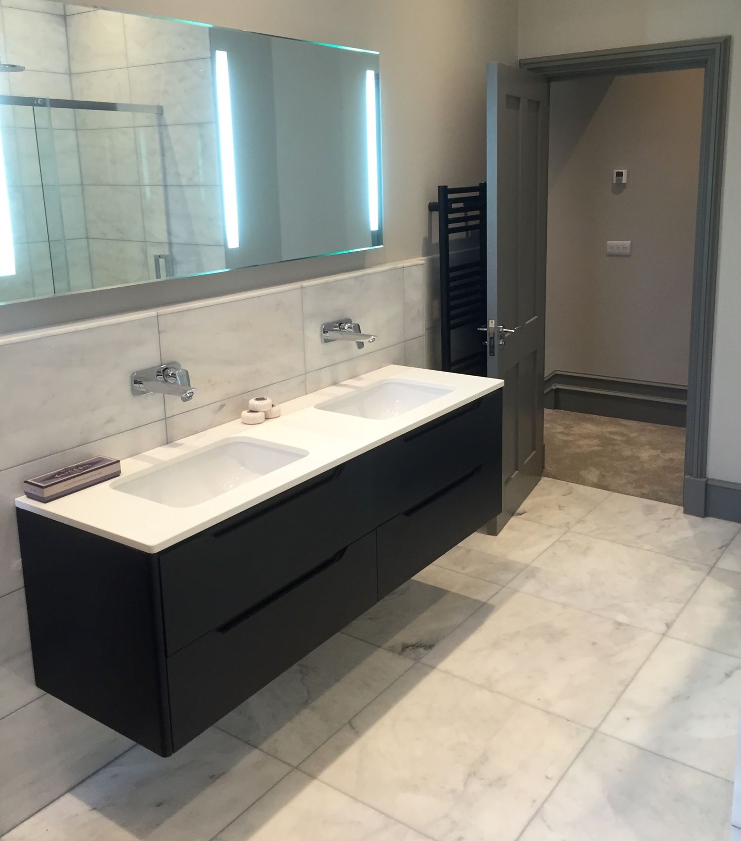 Dark double vanity with wall-mounted brassware